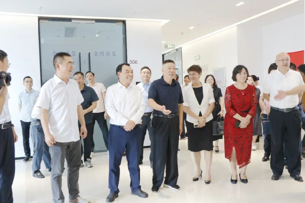 市委副書記、市委統(tǒng)戰(zhàn)部部長(zhǎng)熊運(yùn)浪出席贛州銀行和贛商聯(lián)合會(huì)戰(zhàn)略合作協(xié)議簽約儀式